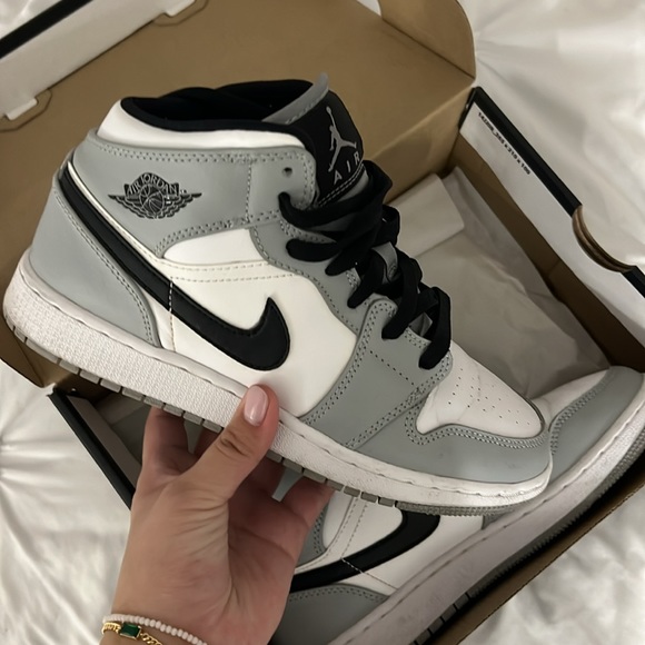 Jordan 1 Mid Light Smoke Grey - Picture 2 of 3